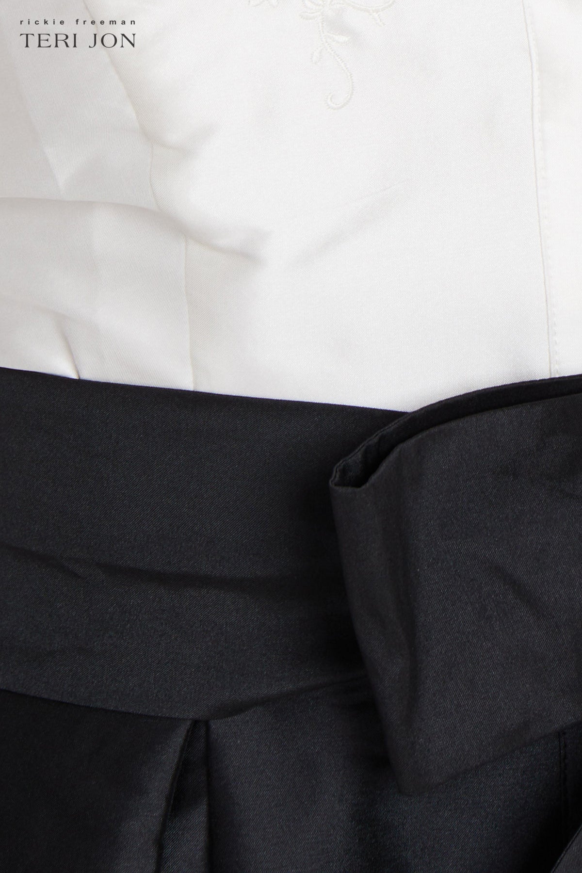 Color_White Black